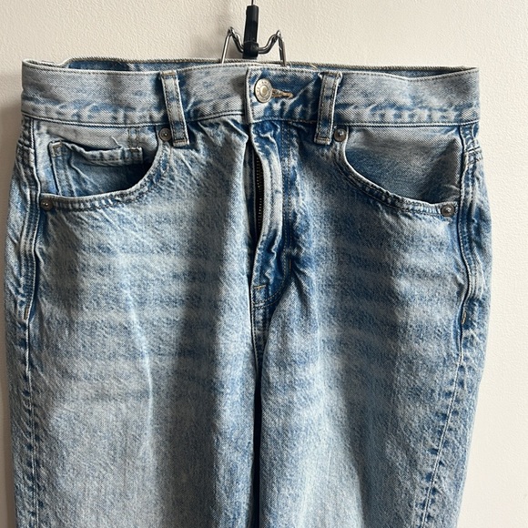 Women’s American Eagle Mom Jeans Size 2 - Picture 2 of 8
